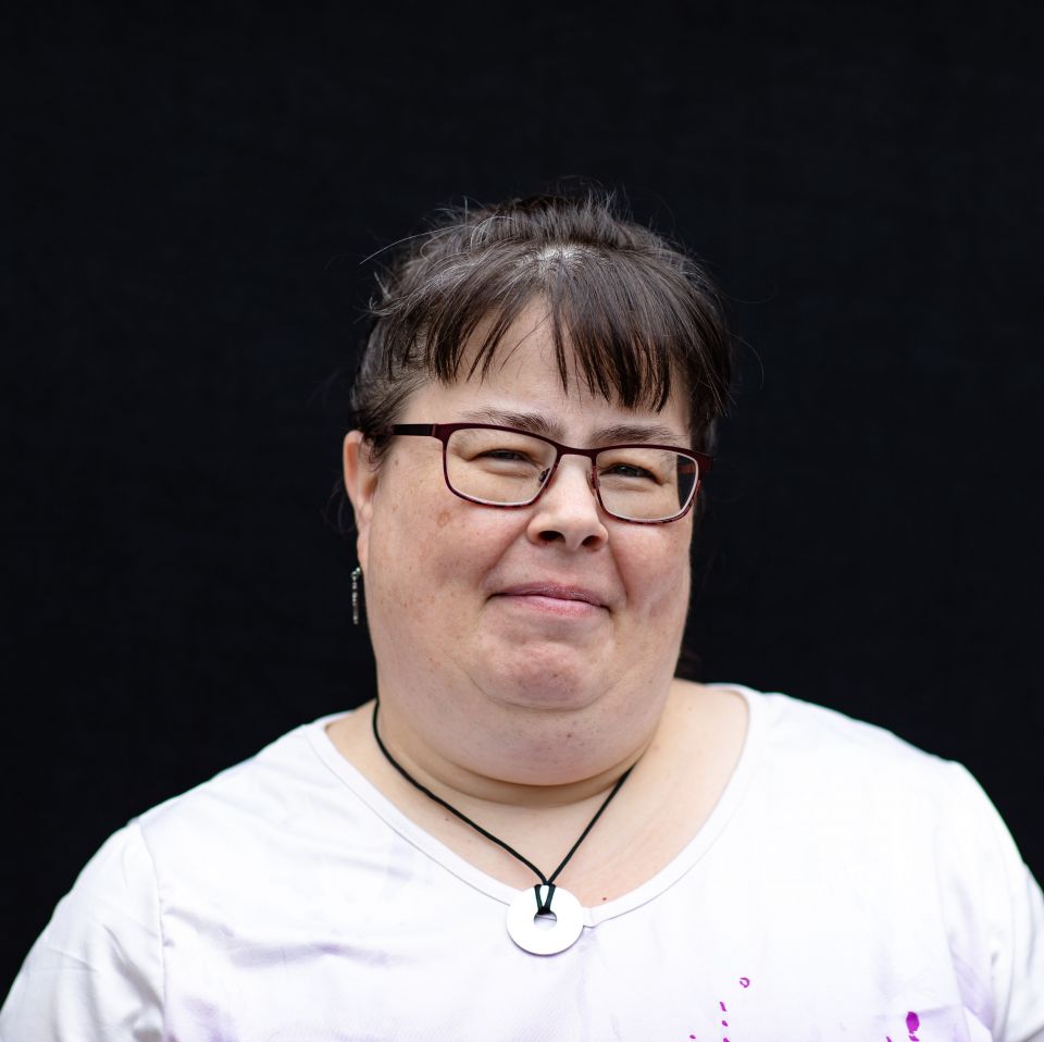 Jeg ved ikke præcis hvornår og hvordan. Men undervejs er troen vokset lige så stille frem i mig.<br />Jeg tror ikke, det var et tilfælde, jeg opdagede gospel i Århus alle disse år siden. Jeg tror, et frø skulle lande i mig dér. Bare et frø, for jeg var ikke helt klar til det endnu. Så der måtte blot sås et frø, der kunne bruge mange år på at finde næring nok til at vokse til det solide træ, jeg nu kan mærke i mig. <br /><br />Dengang var jeg ikke klar til at tro. Jeg har altid været interesseret i, hvad tro er, og hvad den gør ved mennesker. Jeg har læst en masse om tro, ideologi, gruppepsykologi og teologi - ad videnskabelig nysgerrighed. Jeg havde ikke dengang tænkt, ideen om en Gud kunne komme til at være en naturlig del af mit billede af verden. <br />Men det er det altså nu, og jeg kunne ikke forestille mig andet.<br /><br />En gospelveninde sagde for et par år siden til mig: “Er du ikke ked af, det tog så mange år at opdage Gud?”<br />Og nej, det er jeg ikke. Det var præcis sådan, det var nødt til gå for at lande i mig. Ellers havde jeg vendt det ryggen og tænkt, jeg havde styr på, hvordan verden så ud, og at konceptet Gud ikke på nogen måde kunne passe ind i dét videnskabelige syn på verden, der var så vigtigt for mig at holde fast i den gang. Nu tænker jeg, at Gud og videnskab ikke er modsætninger. Det kan sagtens være to sider af samme sag. Og jeg er ikke i tvivl om, det at synge gospel har været en stor del af den ændring i mig.<br /><br />Så jeg synger gospel fordi, jeg ikke kan lade være, fordi det er blevet så stærk en del af min sjæl - og fordi det er her, jeg føler mig tættest på Gud. <br /><br />Gospel fylder mig op. Der sker ting i mig, hver gang, jeg synger gospel.<br /><br />Gospel giver mig til stadighed følelsen af at komme hjem.<br /><br />Anni (Danmark)